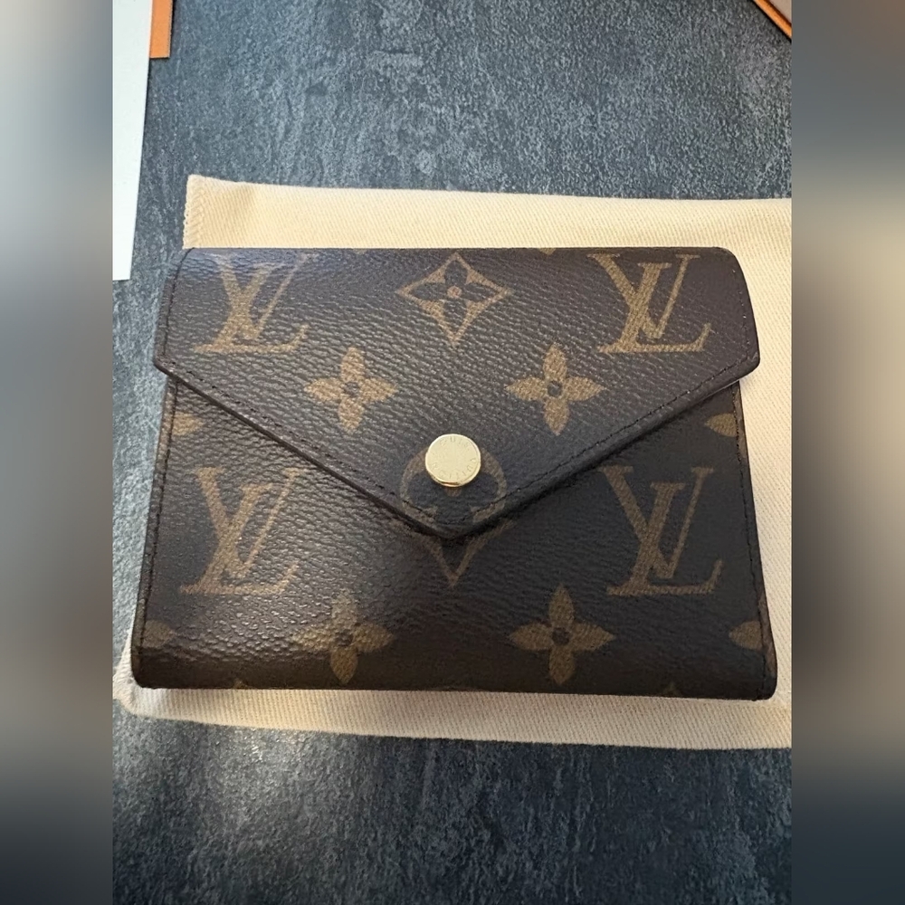 Louis Vuitton Monogram Victorine Wallet - Picture 2 of 15